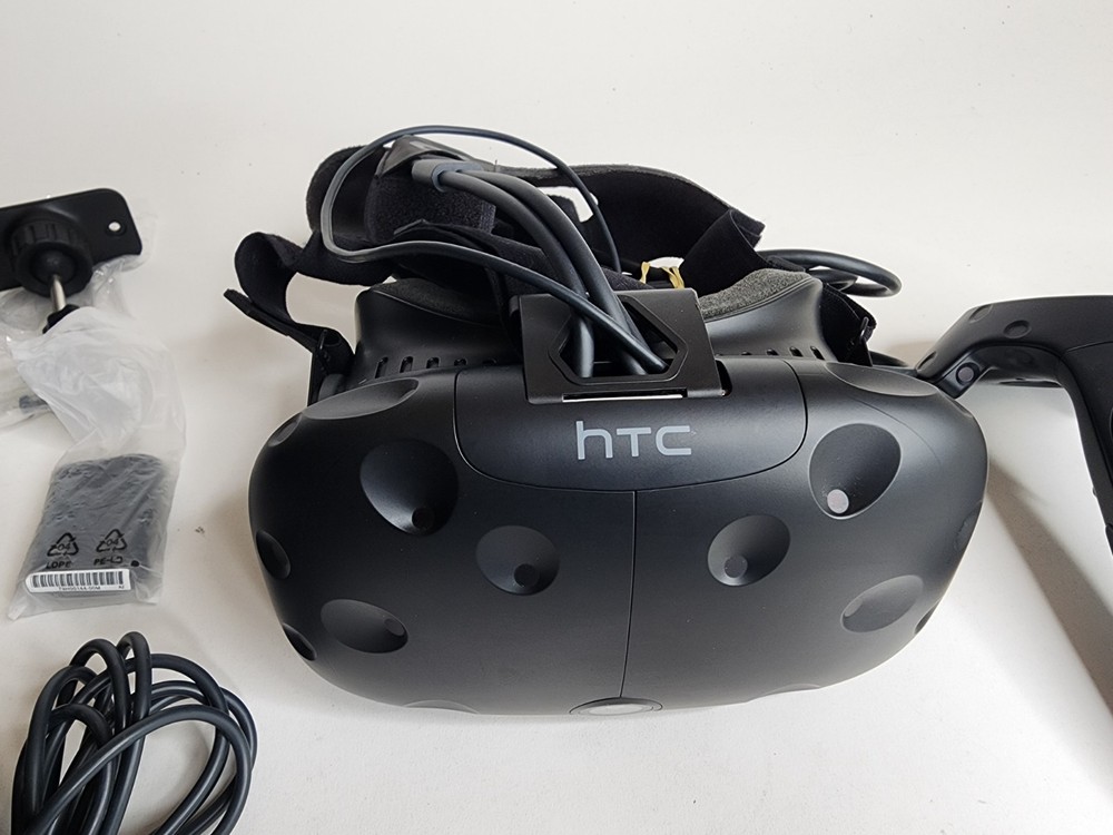 HTC Vive Virtual Reality Headset System 1st Generation - Black