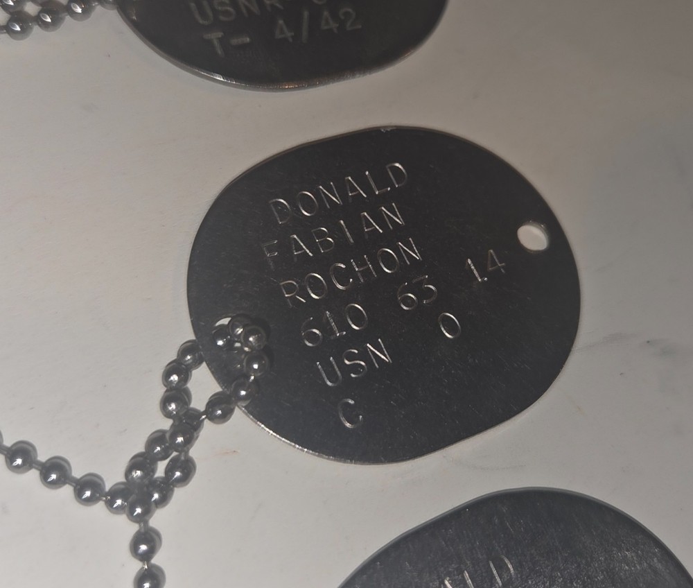 VINTAGE WW2 US MILITARY NOTCHED DOG TAGS