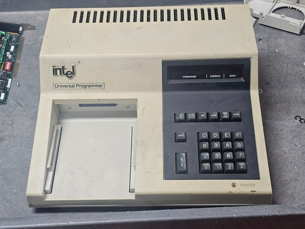 INTEL IUP 201 UNIVERSAL PROGRAMMER, OPERATE STAND ALONE OR CONNECT TO PC OR MDS