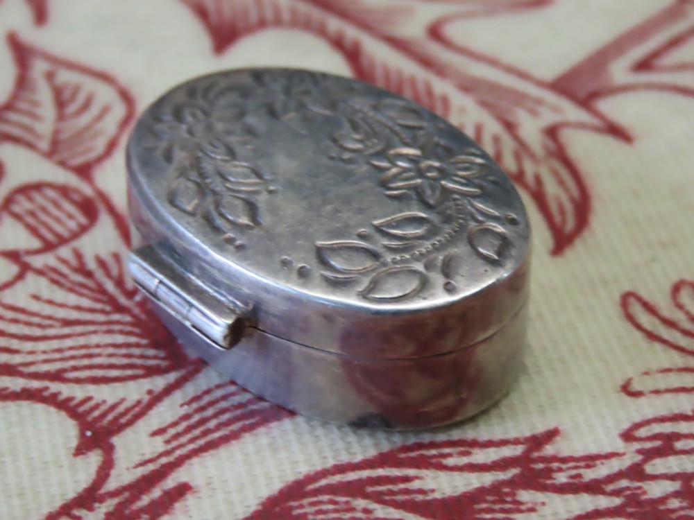 Engraved silver pill box, 925
