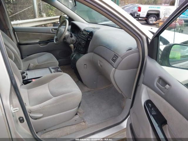 SIENNA 2005 Glove Box 4951090