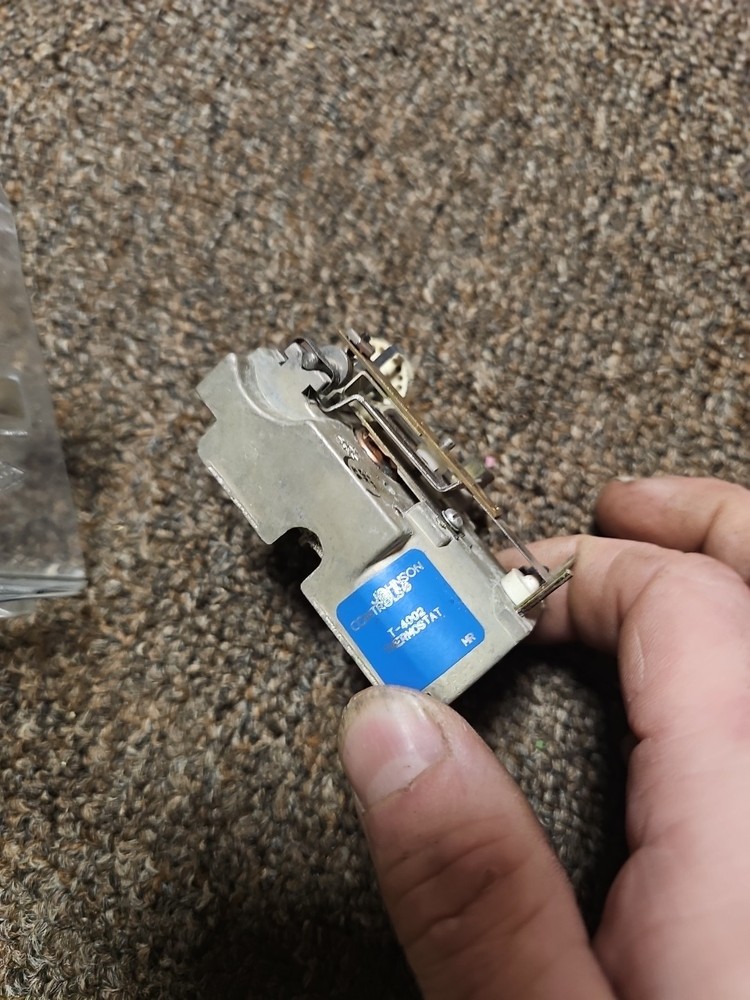 JOHNSON CONTROLS T-4002-204 PNEUMATIC THERMOSTAT REVERSE ACTING SINGLE TEMP