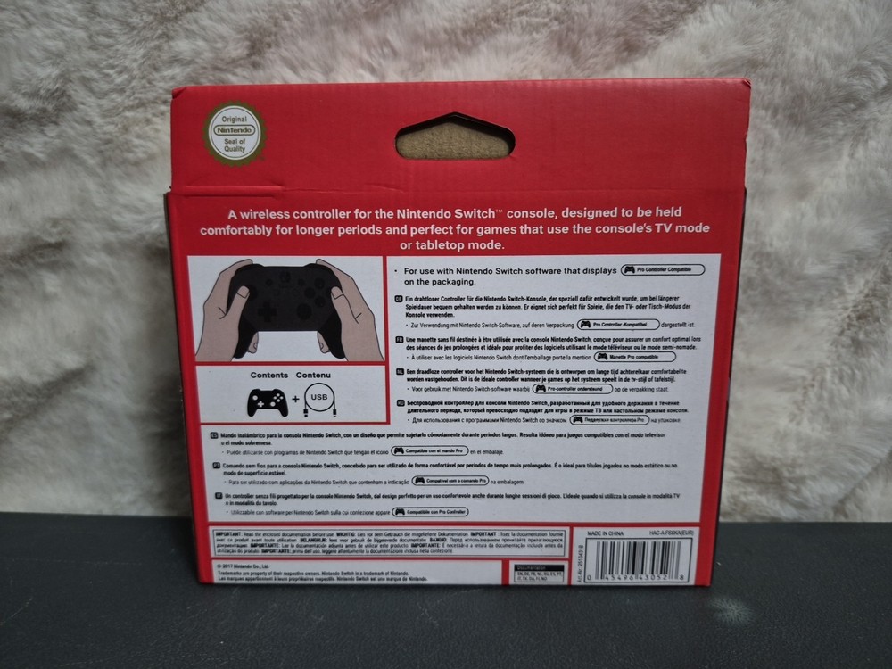 Nintendo Switch Pro Controller (HAC-A-FSSKA)