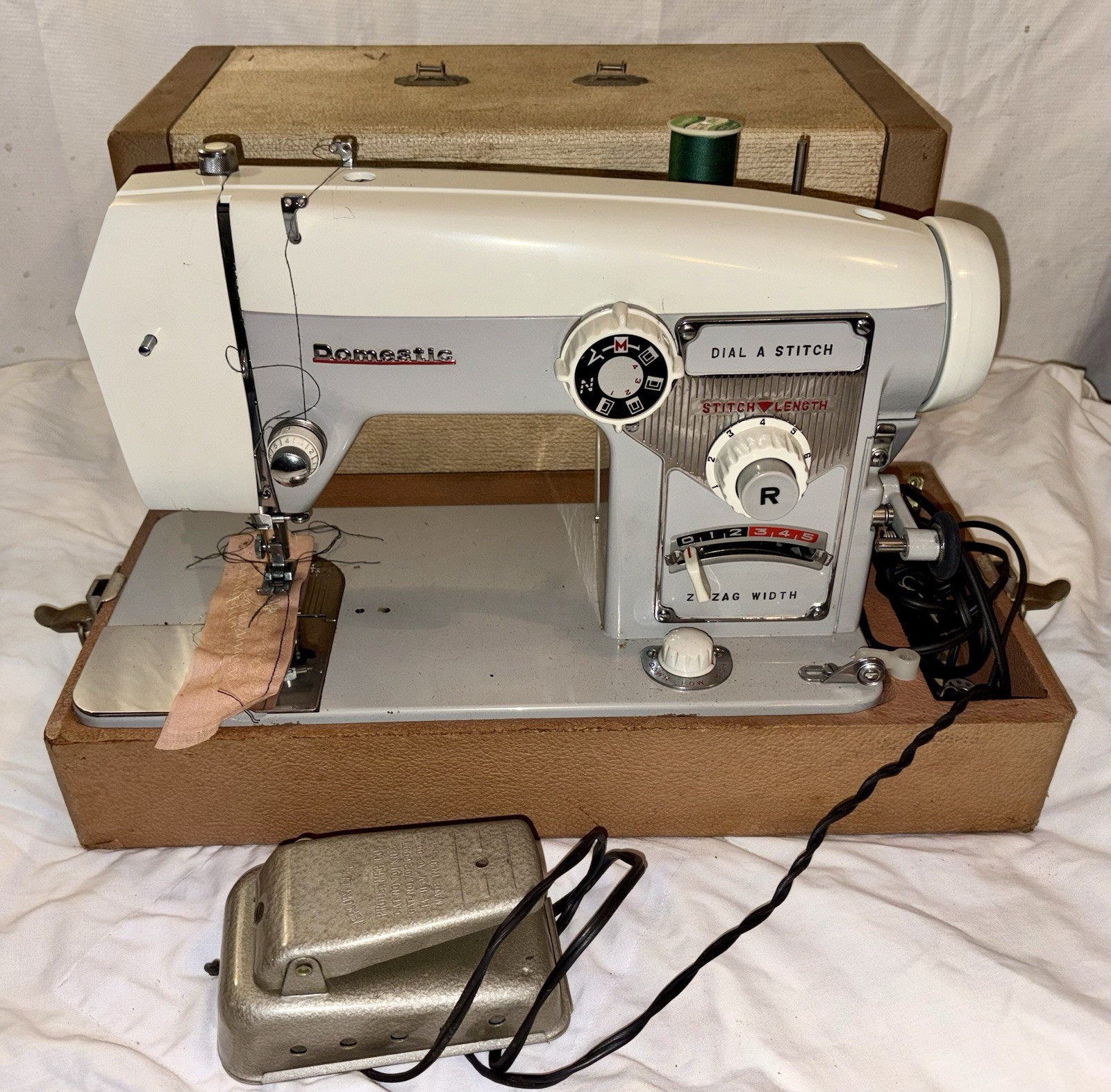 VINTAGE 1967 DOMESTIC ZIG-ZAF DIAL A STITCH MODEL 1665 SEWING MACHINE-WORKS WELL
