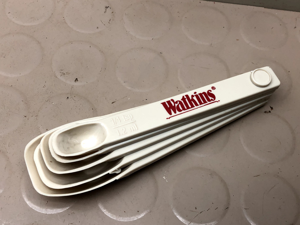 Vintage WHITE Measuring Spoons Ring Set