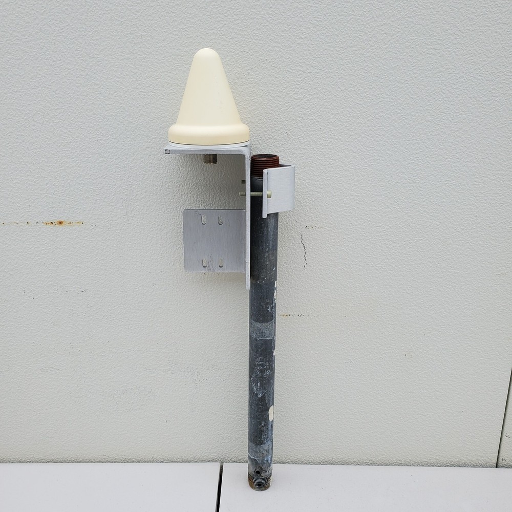 CCAH32ST03 GPS L1 Timing Antenna with pole mount bracket and pole