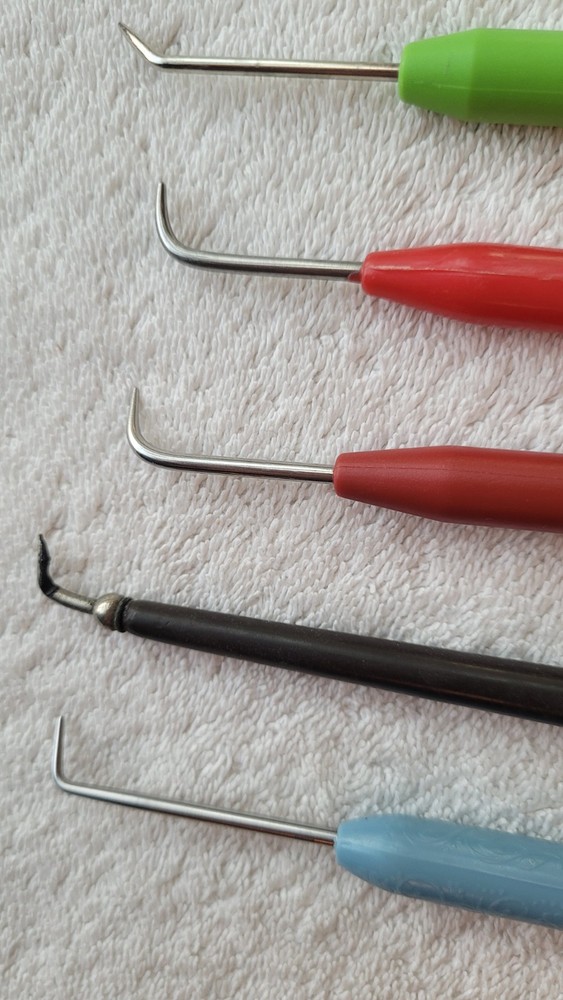 Preowned Set of 5 Latch Hooks