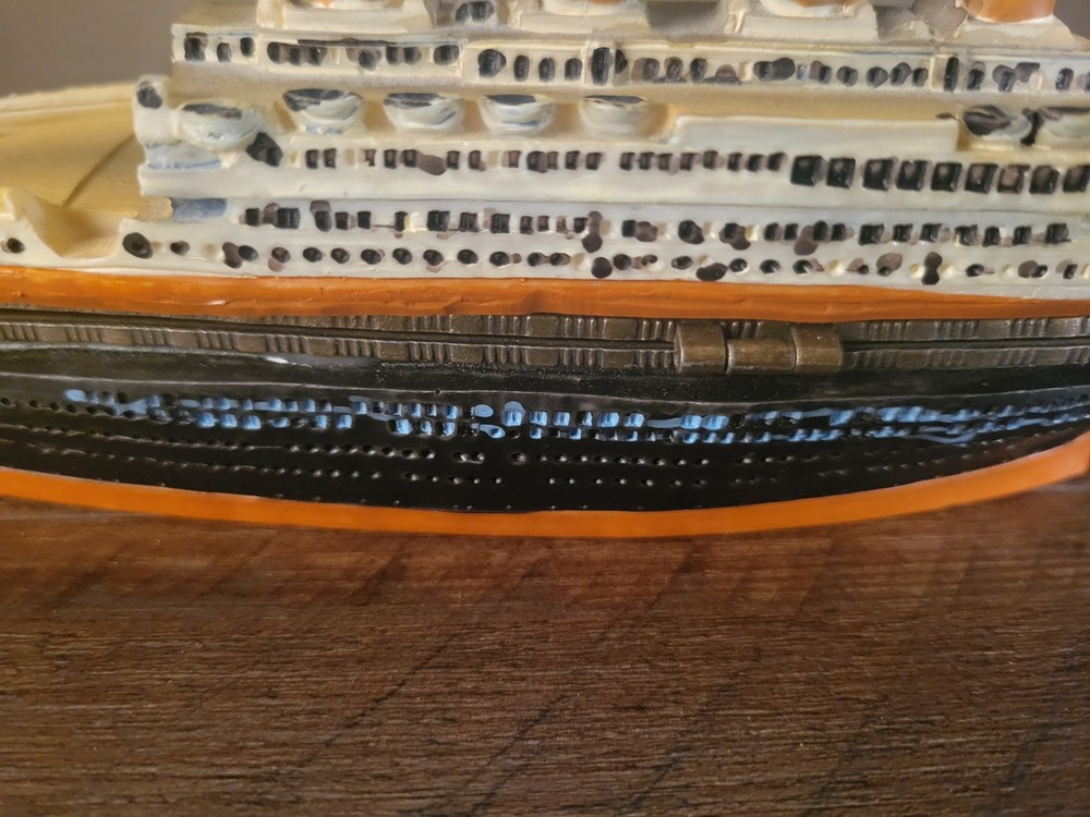 MARITIME, "TITANIC" HINGED BOX SOUVENIR MODEL