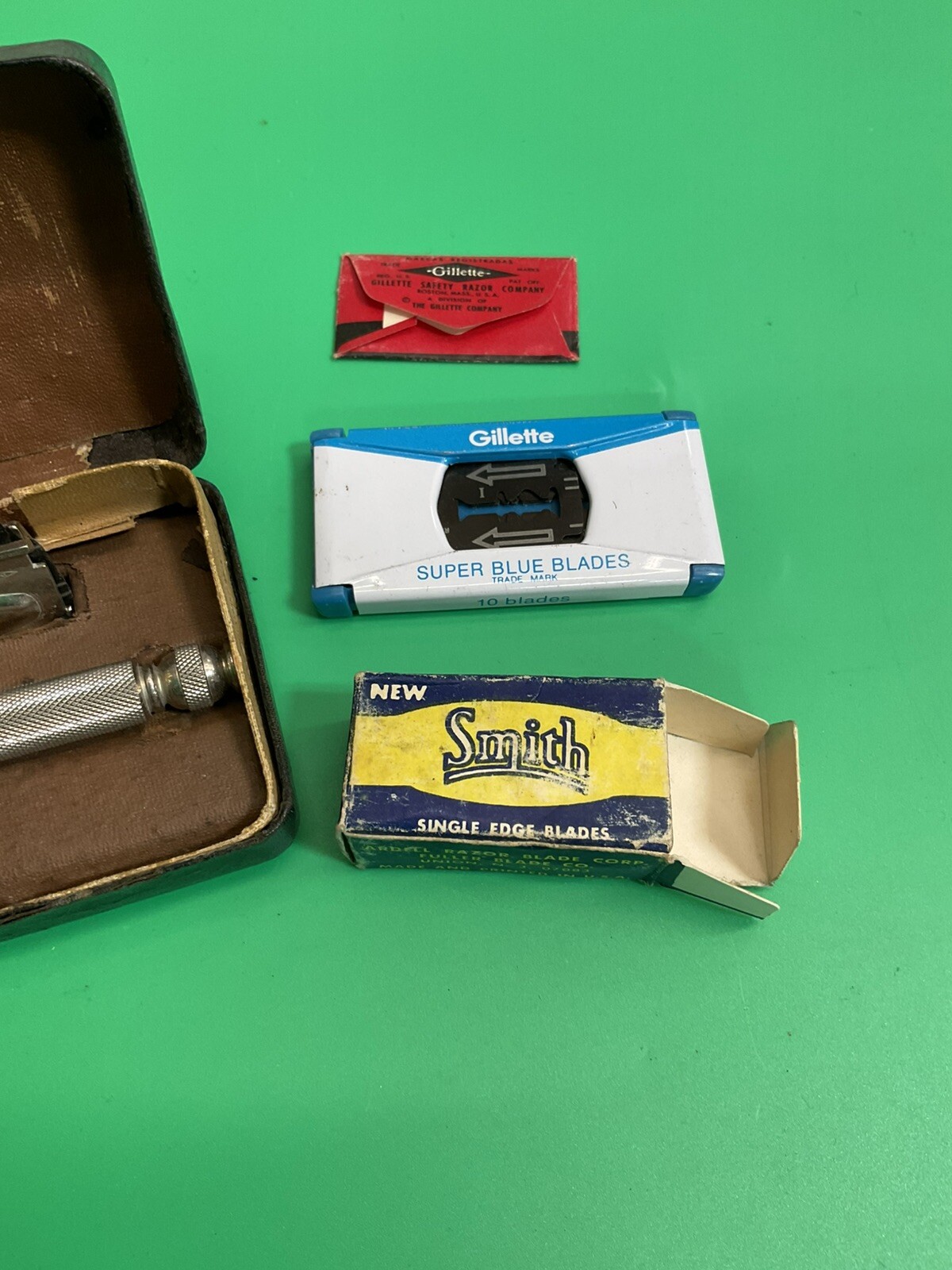 vintage Gillette travel razor in box with extras bb143