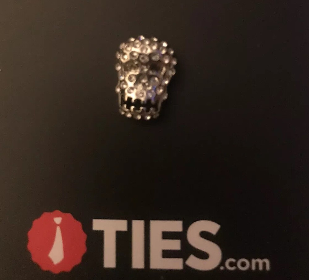 Skull Lapel Pin. Metal.