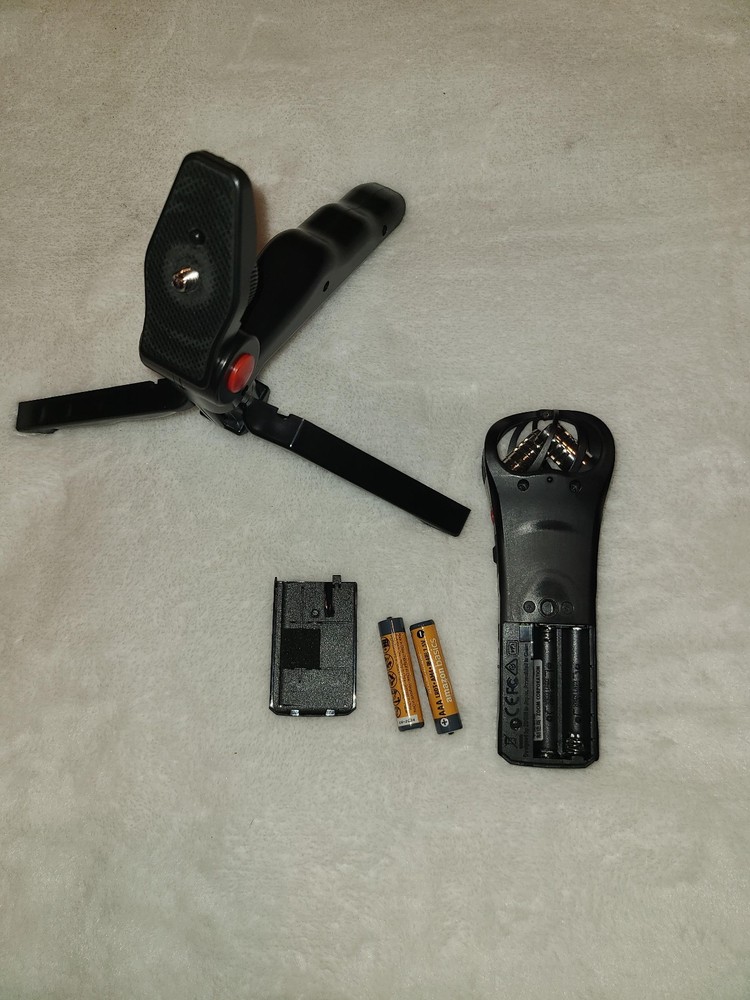 Zoom H1n Digital Portable Digital Recorder + Tripod & Micro SD (4GB)