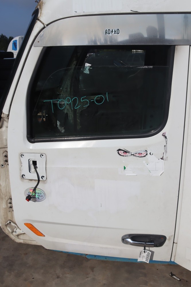 2013-2020 PETERBILT 579 FRONT LEFT DRIVER SIDE DOOR COMPLETE WHITE OEM