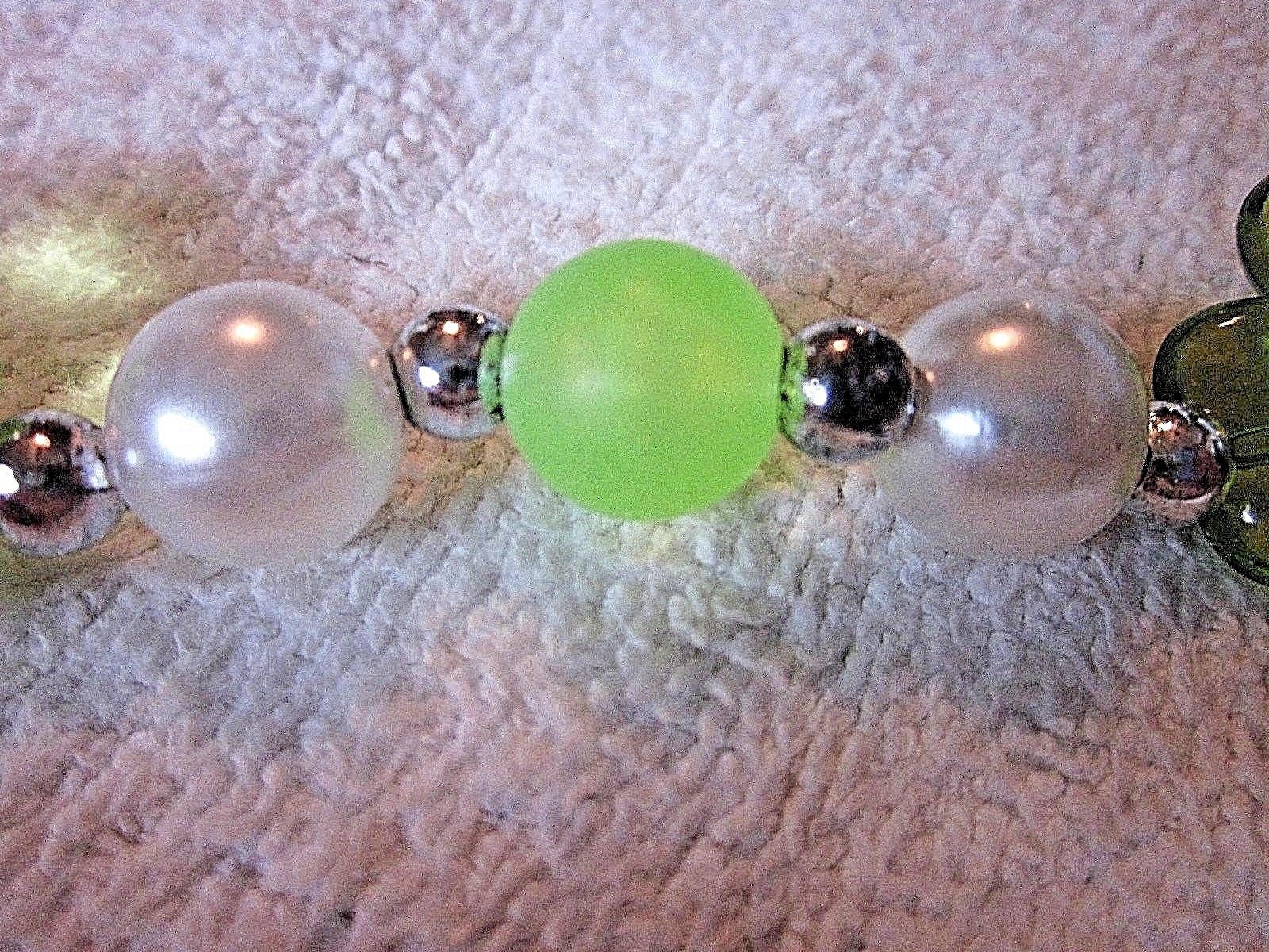 BEAUTIFUL ST. PATRICK'S ACRYLIC "GREEN SHAMROCKS" MARDI GRAS IRISH BEAD (B661)