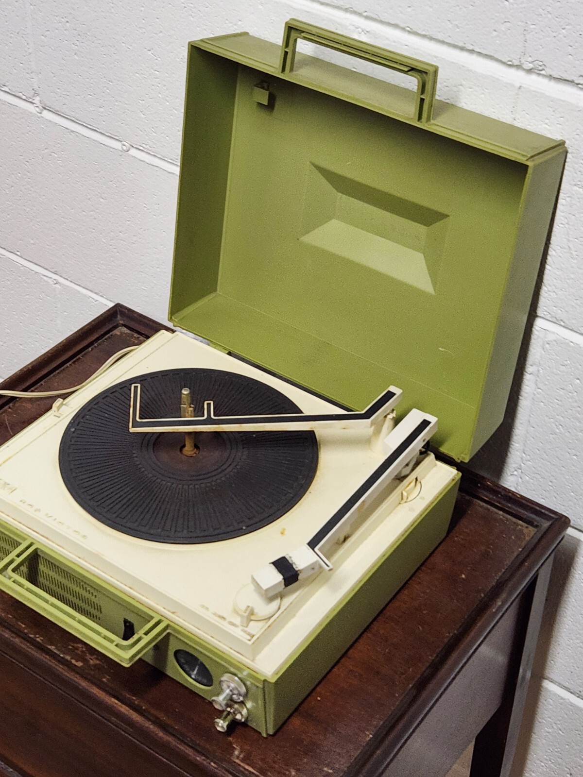 RCA Victor Record Player VLP26G AM Radio Vtg Green Portable PARTS REPAIR BROKEN