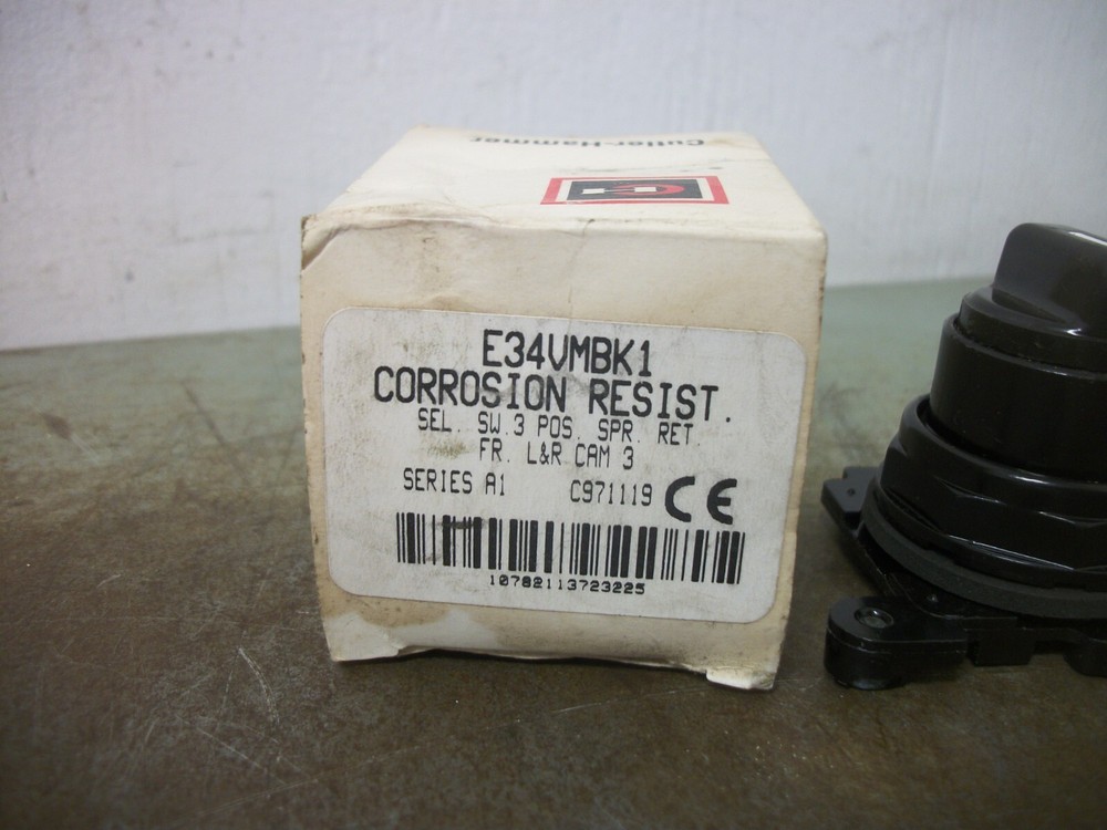 CUTLER-HAMMER 3-POS SPRING RETURN COR RESISTANT SELECTOR SWITCH E34VMBK1 NIB