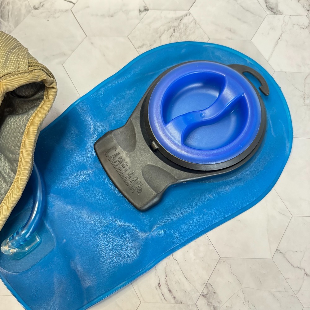 Camelback Snobowl Hydroback Hydration Hiking Backpack 32oz Bladder Tan in EUC