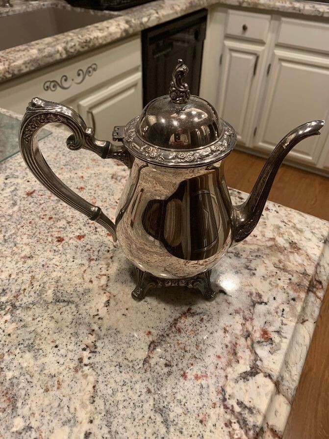 Vintage Oneida Silversmiths  Coffee or Tea Pot In Excellent Condition