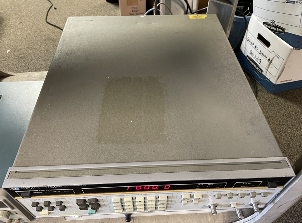 HP Hewlett Packard Synthesizer Function Generator 3325A Two Missing Feet