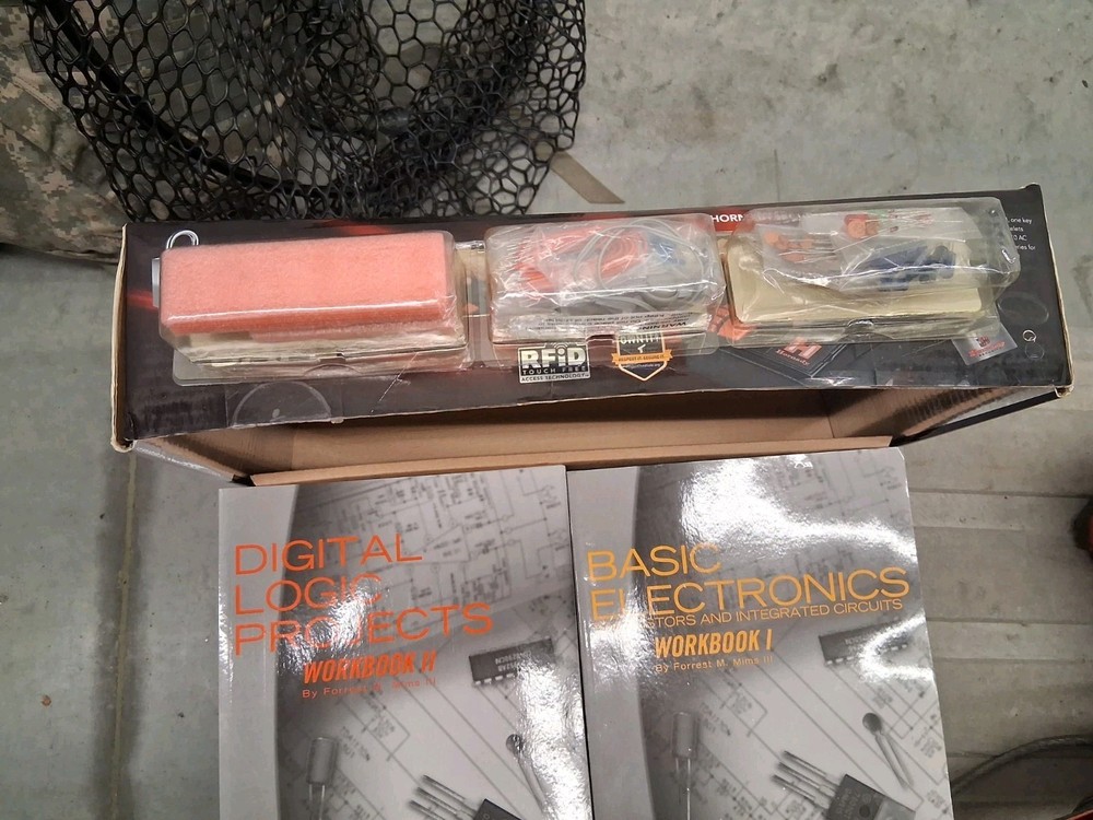 RadioShack Electronics Learning Lab Trainer Kit w/ Projects & Components