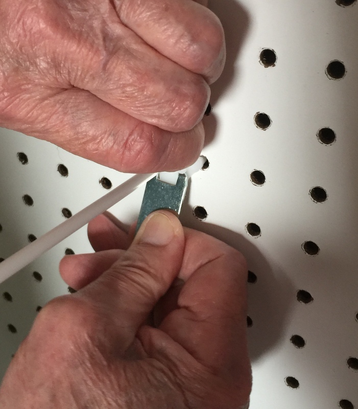 (100 PACK) 2 Inch Locking White Plastic Pegboard Peg Hooks (100 Locks, 6 Keys)