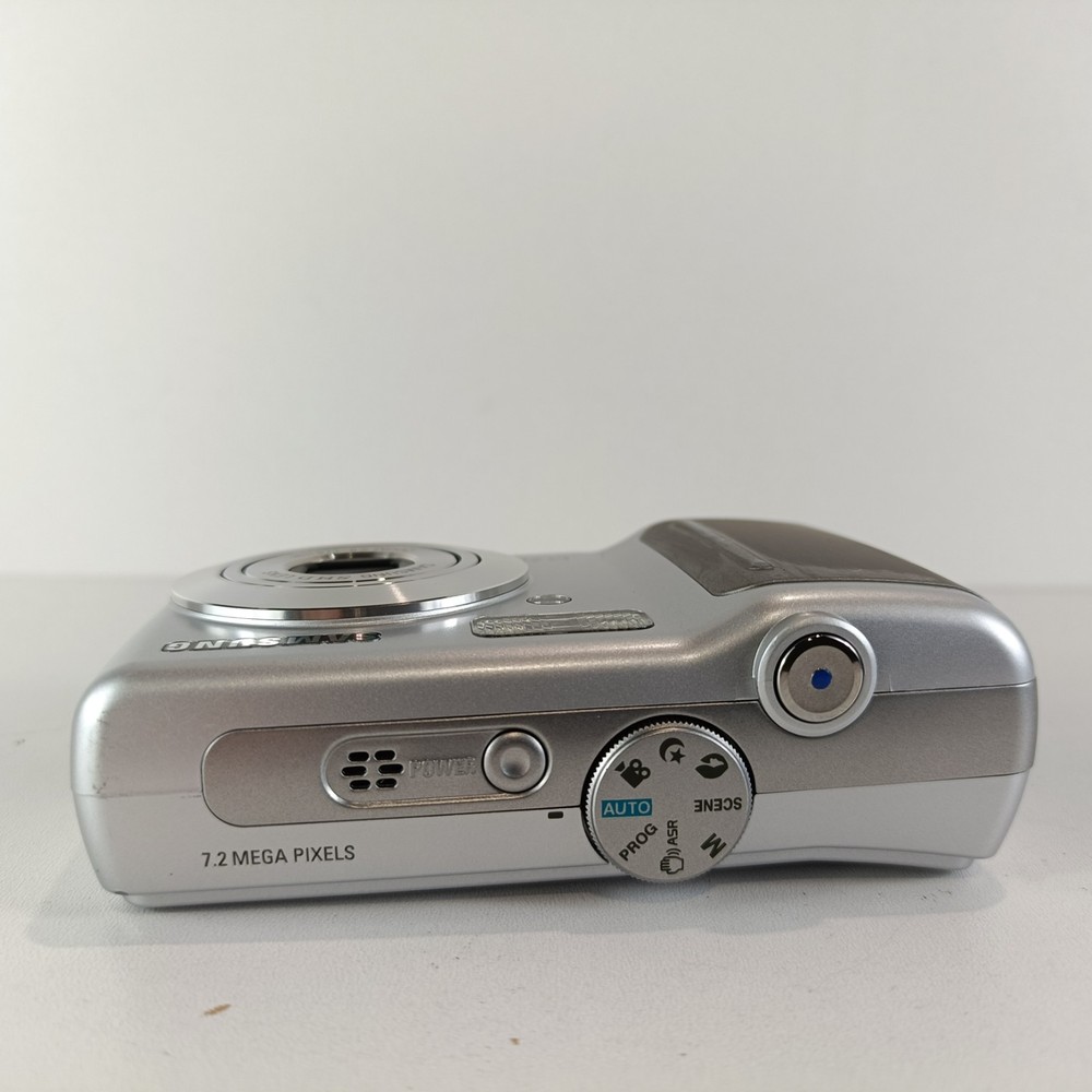 Samsung Digimax D75 7.2MP Digital Camera - Silver - Compact Digital Camera