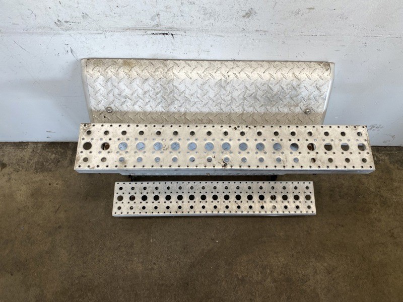 2018 Freightliner Cascadia 125 Battery Box Cover A0688241017 (683-10198)