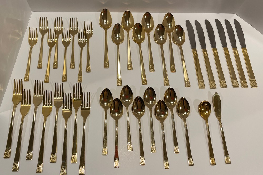 Saxony Japan 40 pc Gold Stainless Steel Missing 2 Knives 8pc Setting