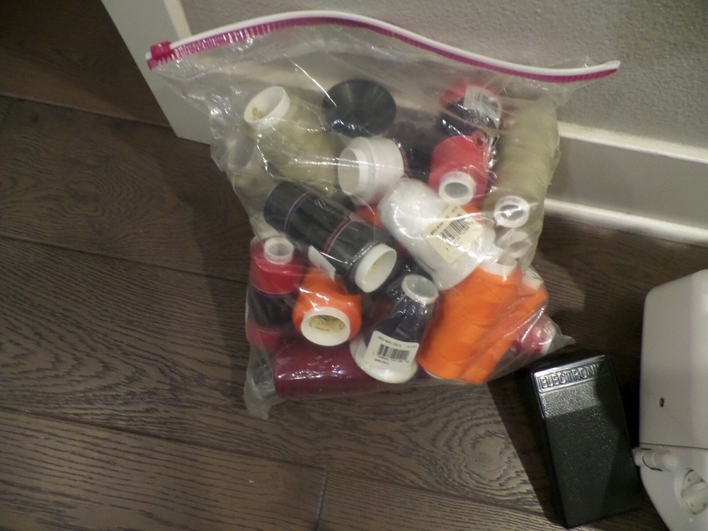 White Superlock Electronic model 1934D Serger Sewing Machine MINT w/ XTRAS!