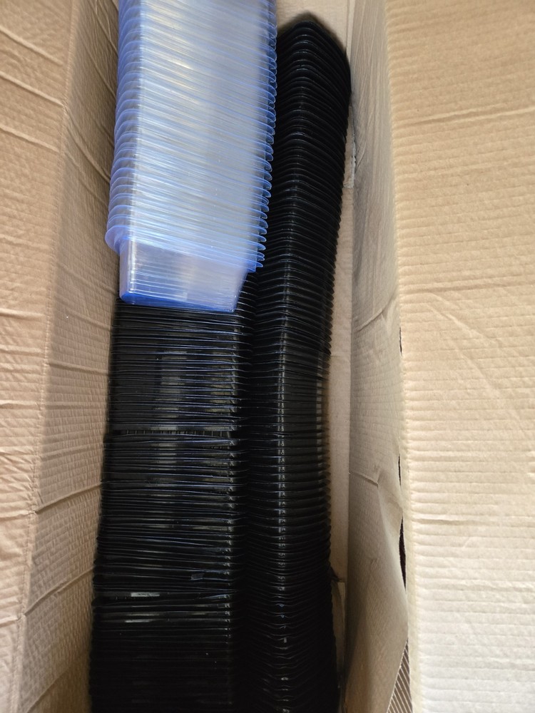 600 pcs Plastic Cake Slice Containers (Black Base + Clear Lid)