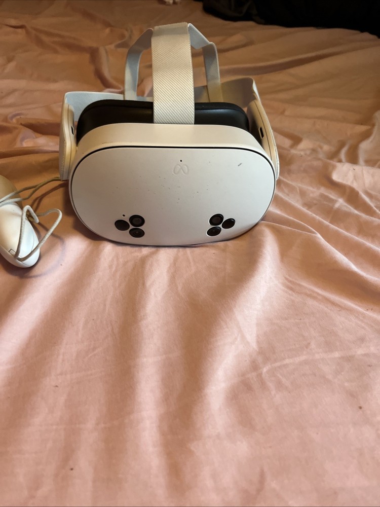 Meta Quest 3S 128GB All-in-One VR Headset with Controllers