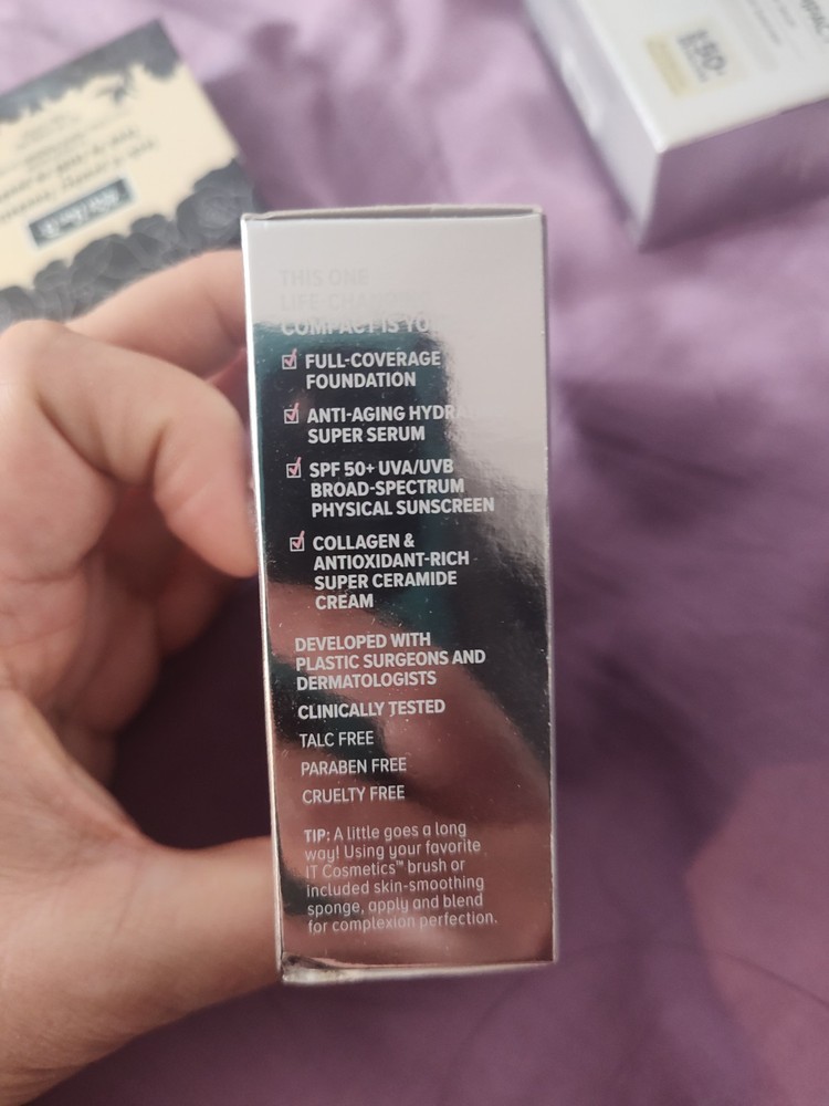 It Confidence In A Compact Shade Medium Tan DISCONTINUED