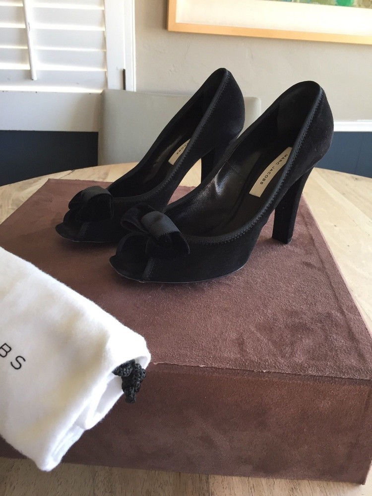 MARC JACOBS SUEDE PUMPS