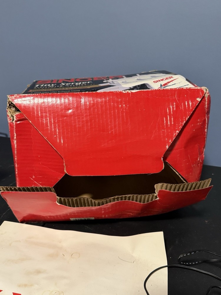 Singer Tiny Serger TS-380 Plus Overedge Sewing Machine