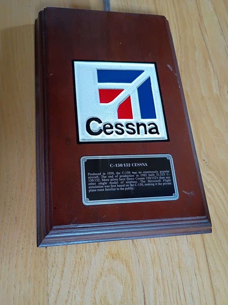 Cessna C-150/152 Desktop Model Airplane 1/24 Scale. Masterclass Collection.