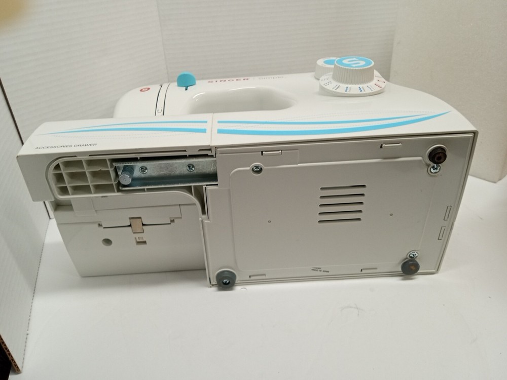 SINGER SEWING MACHINE Model 2263 Tested Works