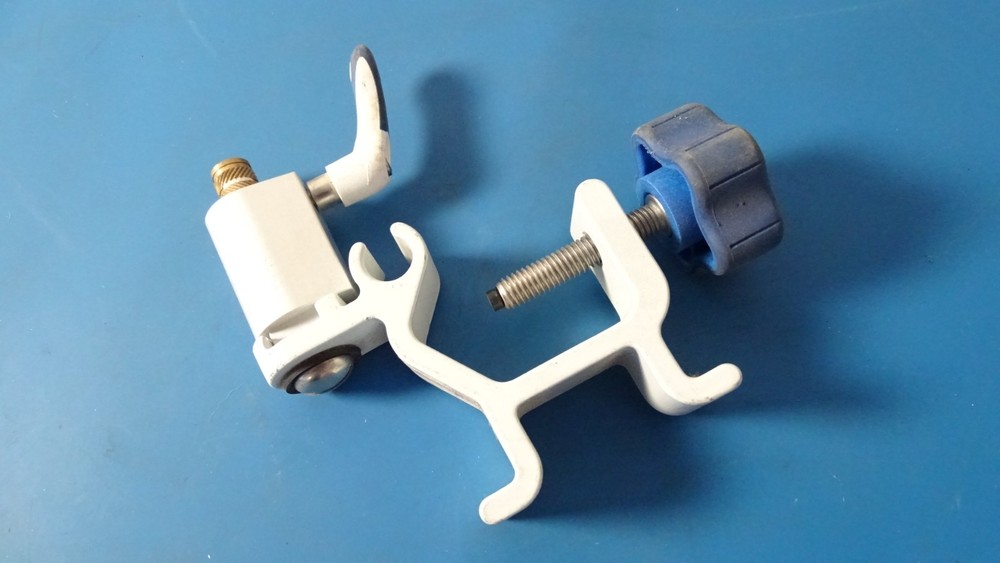 Pole/Rail Clamp with a Mounting Bracket 81094730