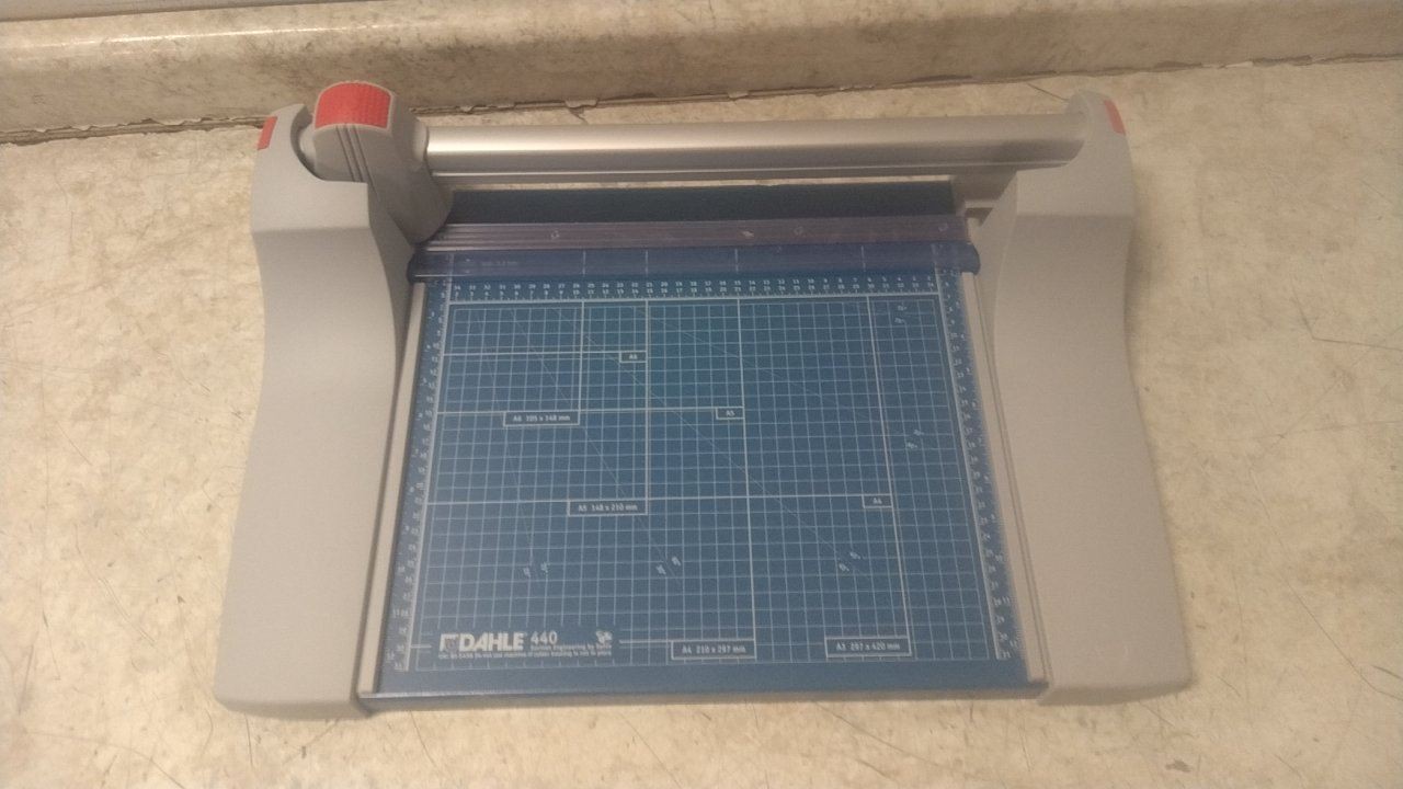 Dahle 440 30 Sheet Cap 14-1/8 In Cut L Rolling Blade Countertop Paper Trimmer