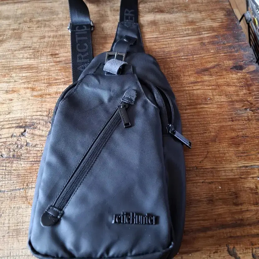 Arctic Hunter Crossbody Bag, Lightly Used