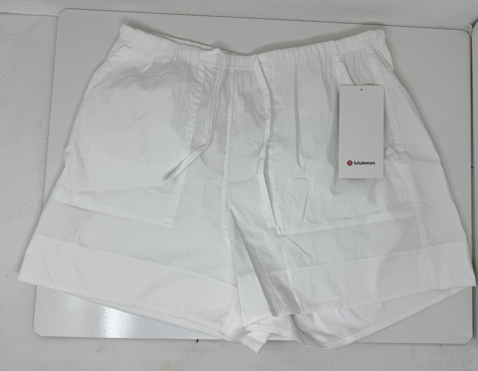 Lululemon Size M Cotton-Blend Poplin High-Rise Short 4", WHITE