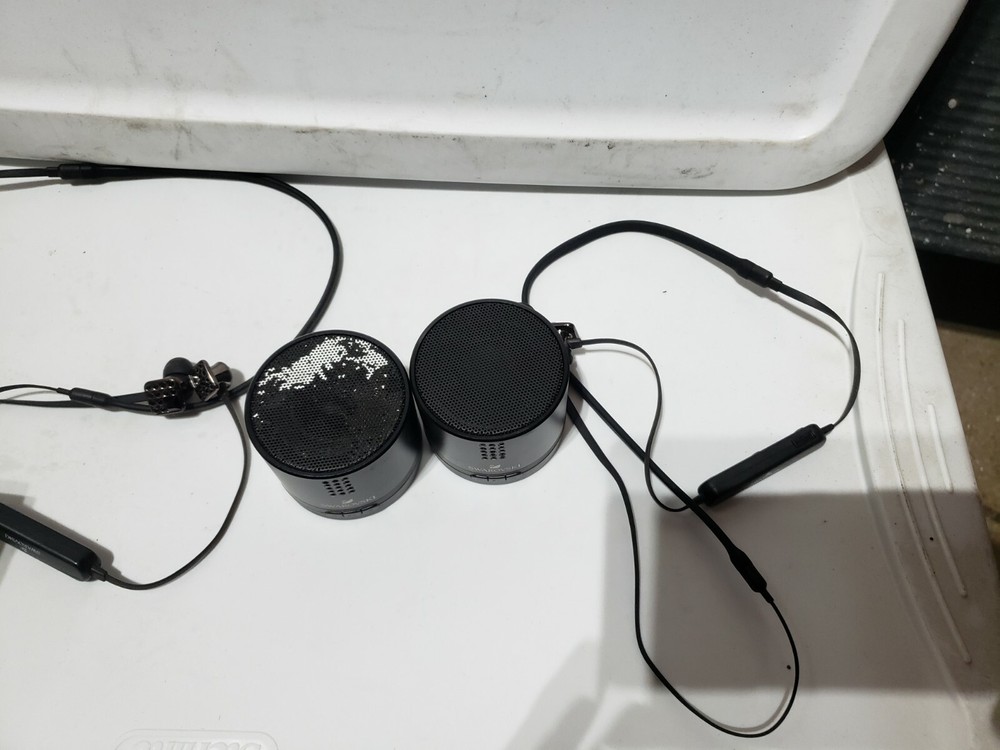 Set 2 SWAROVSKI Mini Bluetooth SPEAKERS +2 earplug Pre-owned w/original boxes