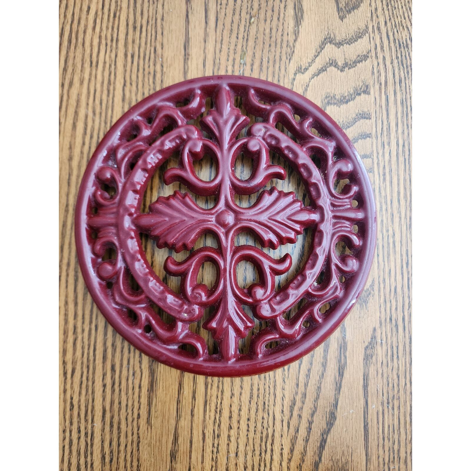 ENAMELED CAST IRON ROUND TRIVET RED