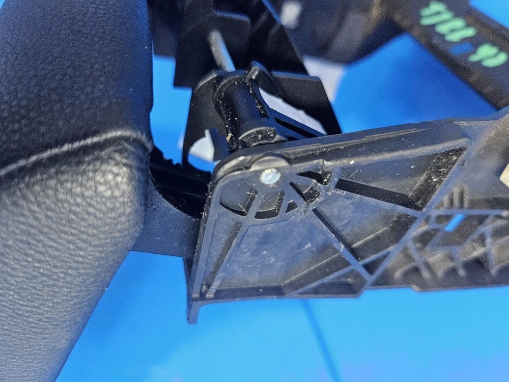 2006 BMW 325XI ARM REST