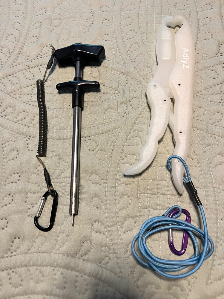 Hook remover and floating lip gripper
