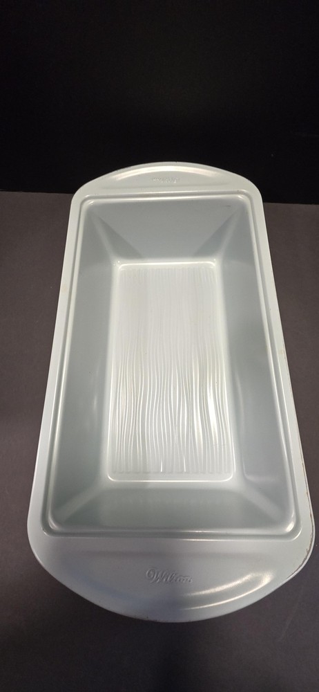 Wilton White Nonstick Steel Loaf Pan Rectangular Textured Bottom Bread Bakeware