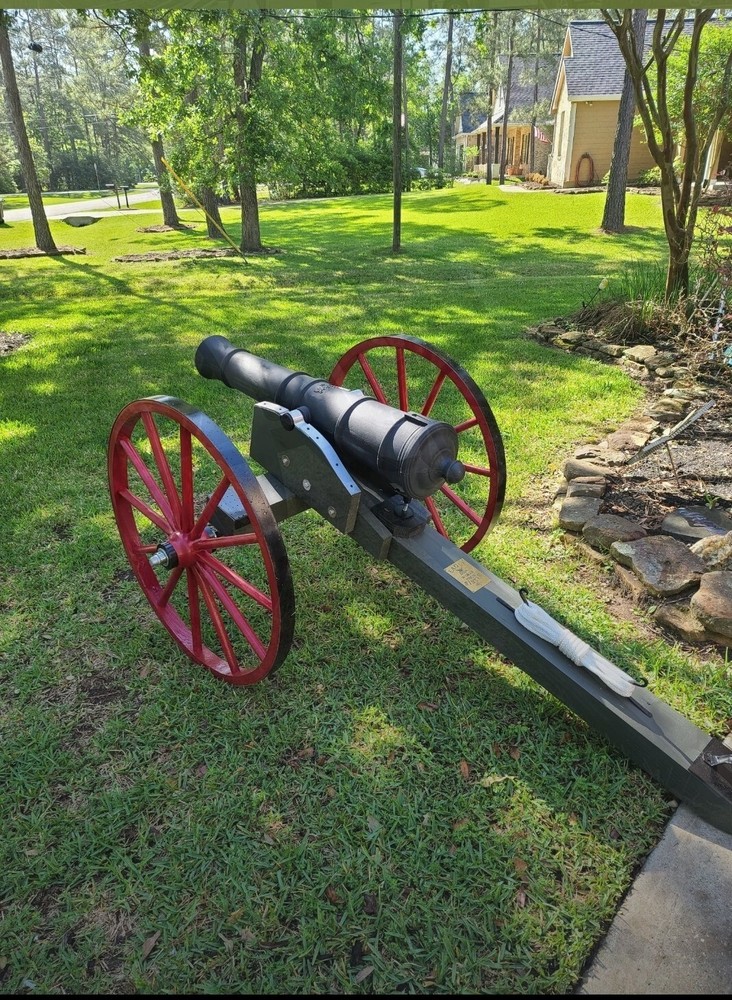 Civil war cannon, full size replica.