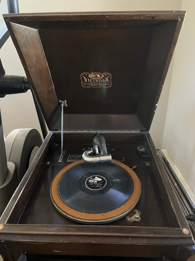 Victor Upright Victrola “Talking Machine Co.”