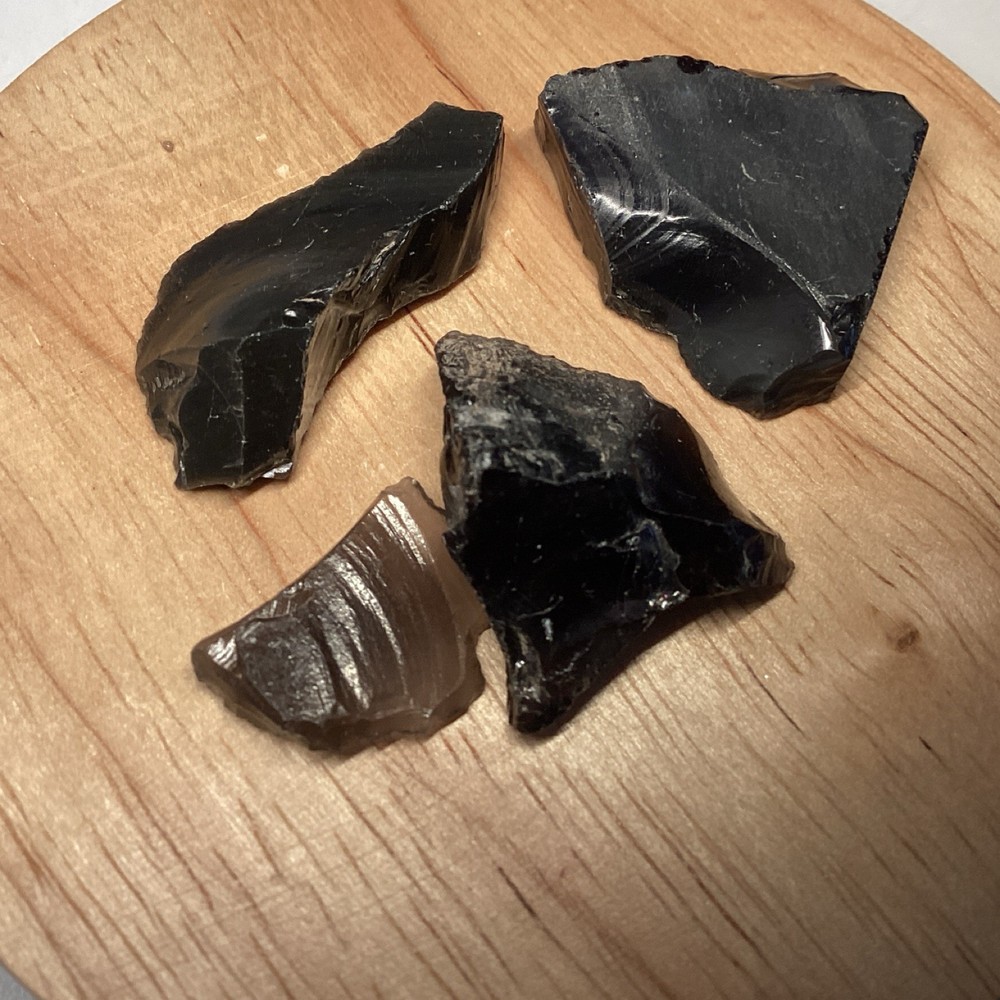 Obsidian flint knapping shards. Decorative bag. L2