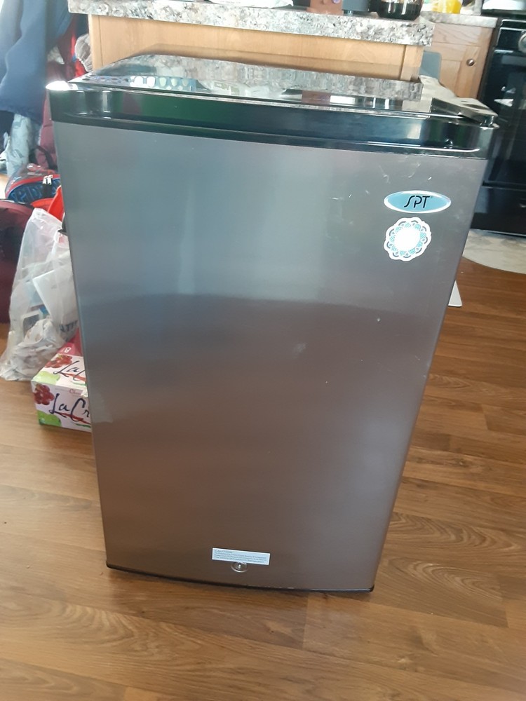 3.0 CUFT Upright Freezer