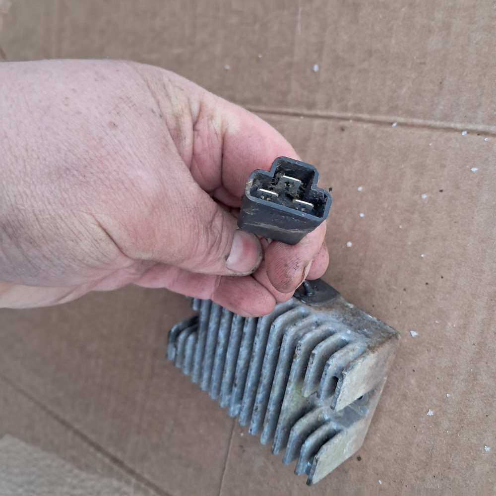 John Deere 110 112 - voltage regulator
