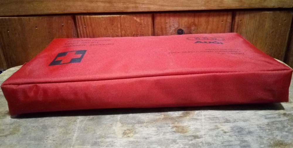(24-16) "AUDI" VEHICLE NYLON ZIPPER-POUCH FIRST-AID KIT ACCESSORY